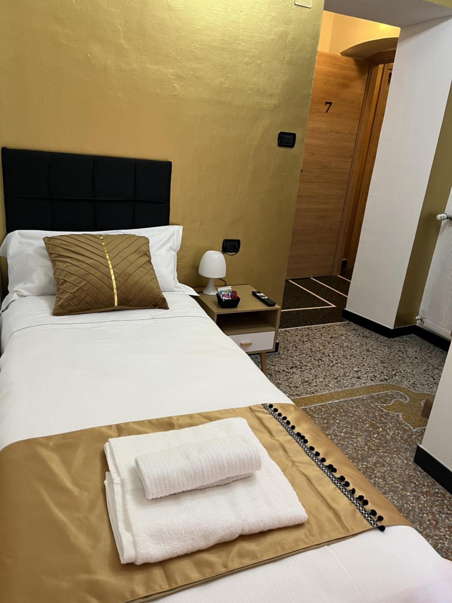 Genova Gold Rooms Room photo